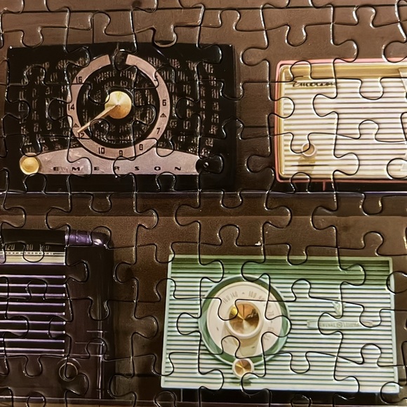 🧩 1000 piece Galison “Chihuly Vintage Radios”. Great quality. Poster. Complete. - Picture 12 of 16